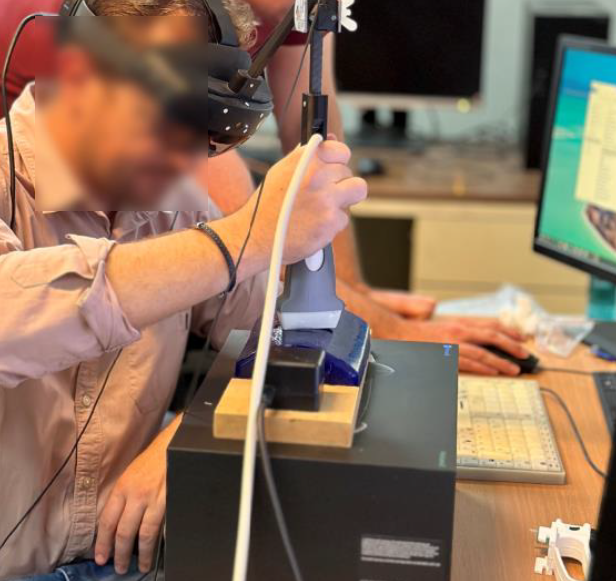Démonstrateur - manipulation casque de réalité virtuelle pour guider la procédure d'insertion d'aiguille sur un simulateur